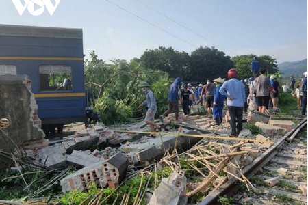 Quảng Ninh: 6 toa tàu bị đứt trôi ngược trên đường ray, 1 học sinh bị thương
