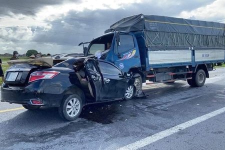 Ô tô con va chạm với xe tải, 3 người tử vong tại chỗ