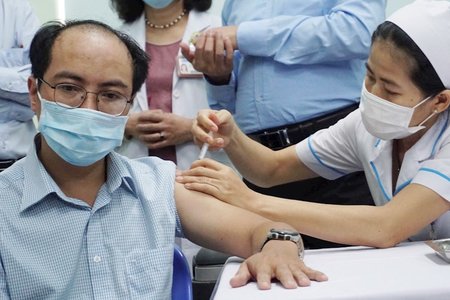 TPHCM huy động tổng lực thực hiện chiến dịch tiêm chủng 800.000 liều vaccine COVID-19
