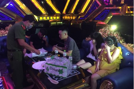 Phát hiện 35 thanh niên tụ tập 'bay lắc' trong quán karaoke, 29 người dương tính với ma túy