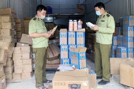 Hà Nội: Thu giữ hàng tấn nguyên liệu trà sữa chưa rõ nguồn gốc tại Hà Đông