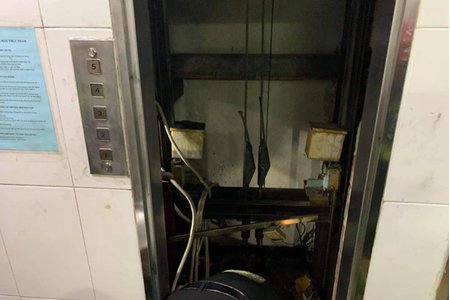 Giải cứu nam thanh niên bị mắc kẹt đầu trong thang máy chuyển đồ ăn