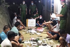 Nhóm thanh niên tụ tập uống bia trong khu cách ly bị phạt 70 triệu đồng