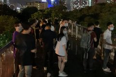 Xử phạt nhóm thanh niên tụ tập hóng mát, trò chuyện trên cầu vượt ở Hà Nội