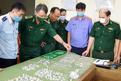 Bắt quả tang vụ vận chuyển trái phép hàng hóa qua biên giới trị giá trên 15 tỷ đồng
