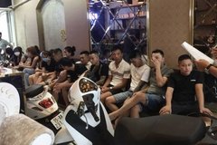 Quán karaoke lén lút mở cửa tiếp gần 20 khách, bất chấp lệnh cấm