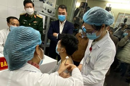 Xem xét đề xuất cấp phép khẩn cấp vaccine COVID-19 đầu tiên 'made in VietNam’