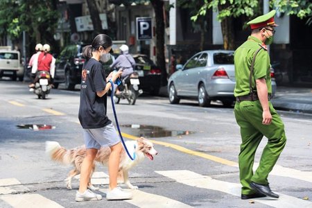 Dắt chó đi dạo trong ngày đầu giãn cách, cô gái bị phạt 2 triệu đồng