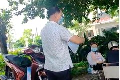 Vợ bị phạt vì vi phạm giãn cách xã hội, chồng xé biên bản xử phạt