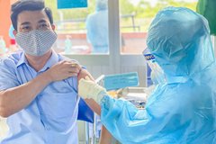 Thêm gần 600.000 liều vaccine COVID-19 về Việt Nam