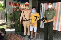 Không được qua chốt kiểm dịch, nam thanh niên dùng gạch ném tổ công tác