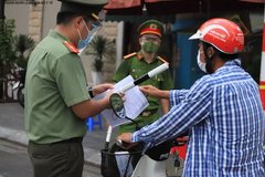 Hà Nội yêu cầu người đi đường xuất trình thêm lịch trực, lịch làm việc