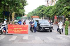 Hà Nội: 3 thanh niên chi 12 triệu mua 9 giấy đi đường tại hiệu cầm đồ