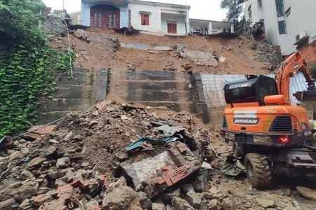 Quảng Ninh: Lở đất kinh hoàng ở Hạ Long, 4 công nhân bị vùi lấp