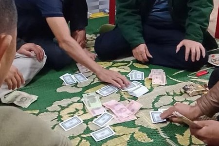 Thanh Hóa: Tạm đình chỉ công tác 4 cán bộ đánh bạc trong trụ sở cơ quan