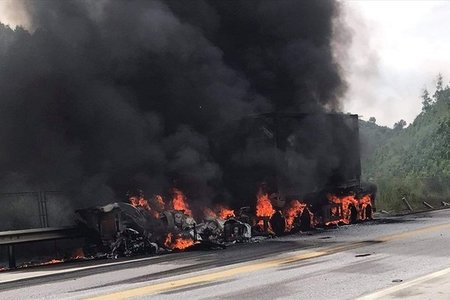 Xe đầu kéo cháy dữ dội trên cao tốc Nội Bài - Lào Cai, 1 người tử vong