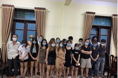 Đột kích quán karaoke giữa đêm, khách và nhân viên trốn vào chuồng gà, chuồng chó