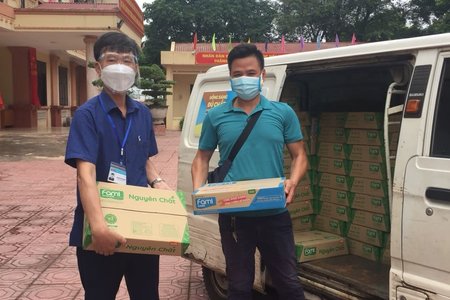 UBND xã Ngọc Hồi tiếp nhận 50 thùng sữa Fami hỗ trợ các gia đình khó khăn