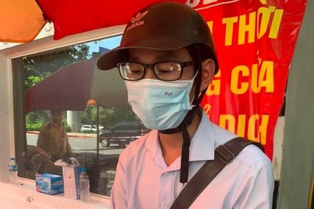 Nam thanh niên tự làm giấy đi đường để thông chốt kiểm dịch ở Hà Nội