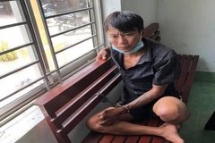 Cầm dao chém 2 bảo vệ dân phố vì không cho vợ ra qua chốt kiểm dịch