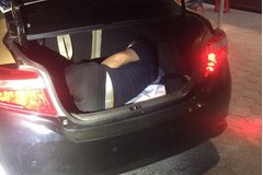 Phát hiện người Trung Quốc trốn trong cốp ô tô để qua chốt phòng dịch