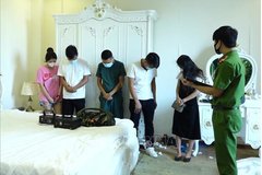 Quảng Bình: Bắt quả tang nhóm 13 nam, nữ thuê khách sạn để 'bay lắc'