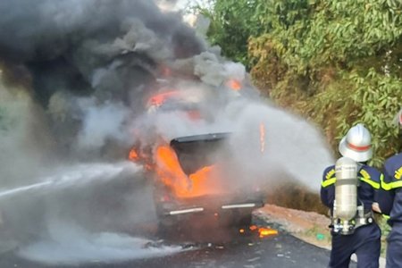 Cháy xe chở công nhân hết hạn cách ly, 12 người thoát nạn