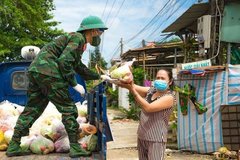 Xúc động hình ảnh quân đội xuyên đêm vận chuyển lương thực cho người dân