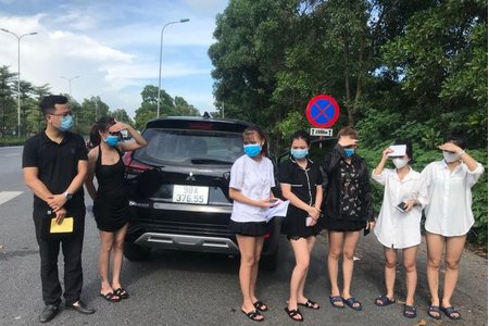 Hà Nội: Phát hiện chiếc ô tô chở 6 cô gái dùng giấy đi đường giả