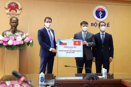 Việt Nam tiếp nhận hơn 250.000 liều vaccine phòng COVID-19 của Cộng hoà Séc tài trợ