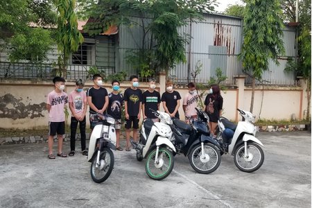 Xử phạt 9 thanh niên nam, nữ phóng xe máy 'thông chốt' kiểm dịch