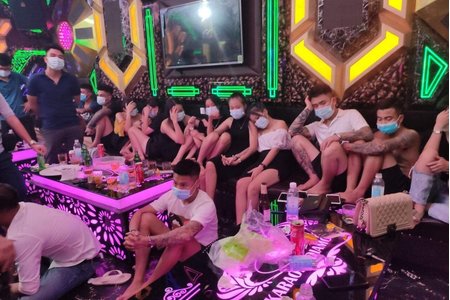 Phú Thọ: Bắt quả tang 30 người tụ tập hát hò tại quán karaoke