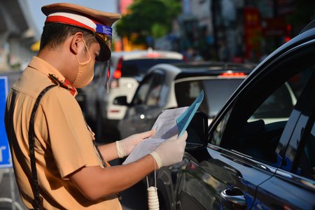 Thủ tướng yêu cầu Hà Nội điều chỉnh bất cập về việc cấp giấy đi đường