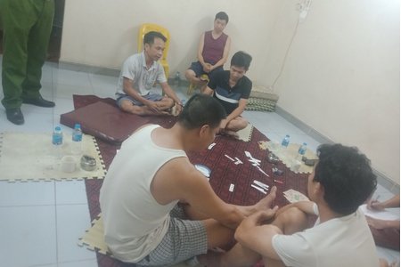 Hà Nội: Khởi tố 7 người tụ tập đánh bạc giữa lúc dịch