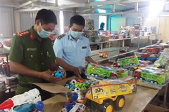 Nam Định: Đột kích kho đồ chơi Trung thu 'khủng' chưa rõ nguồn gốc