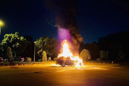 Xe BMW bất ngờ bốc cháy trên đường, 3 người thoát chết