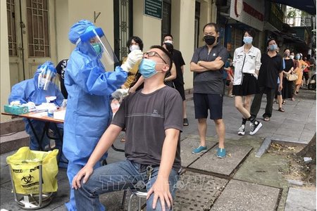 Ngày 4/10, Việt Nam ghi nhận 5.383 ca nhiễm mới SARS-CoV-2, có 6.144 ca nặng đang điều trị