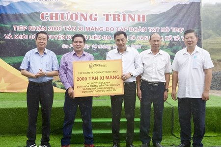 T&T Group hỗ trợ thị xã Sa Pa 2.000 tấn xi măng cứng hóa nền nhà và làm đường