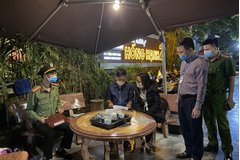 Quảng Ninh: 3 chủ tịch phường bị đình chỉ vì để các cơ sở ăn uống vi phạm phòng dịch