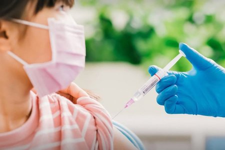 5 điều bố mẹ cần biết về tiêm vaccine COVID-19 cho trẻ em
