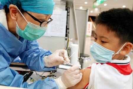 Bộ GDĐT nói gì về việc triển khai kế hoạch tiêm vaccine cho trẻ em từ 12-17 tuổi?