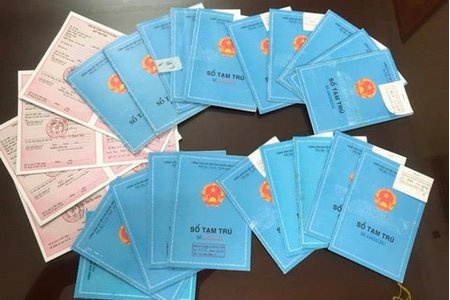 Hà Nội: Cựu cảnh sát khu vực làm giả hàng loạt sổ tạm trú để bán
