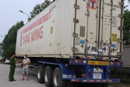 Nghệ An: Bắt giữ container chở hàng ngàn chai rượu ngoại không rõ nguồn gốc