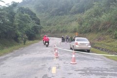 Phát hiện người đàn ông tử vong trong ô tô đang nổ máy đỗ ven đường