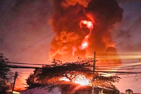 TP.HCM: Xưởng gỗ ở quận 12 cháy lớn trong đêm
