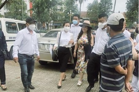 Bà Nguyễn Phương Hằng đến làm việc với Công an TP.Biên Hòa