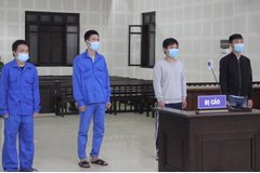Nhóm thanh niên lĩnh 27 năm tù vì mâu thuẫn khi mượn sạc điện thoại