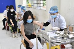 Hà Nội tiêm vaccine COVID-19 cho học sinh lớp 7, 8