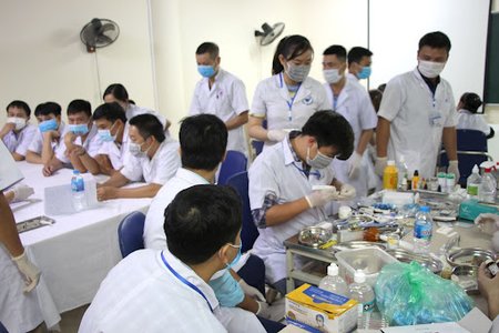 Trường Trung cấp Y Khoa Việt Nam tuyển sinh năm 2021