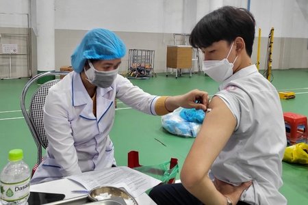 Quảng Nam: Học sinh lớp 11 tiêm hai mũi vaccine trong 10 phút